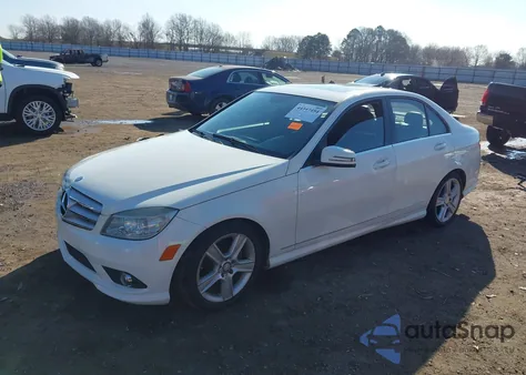 2010 Mercedes-Benz C 300 Luxury/Sport z USA, uszkodzony, nr VIN WDDGF5EB8AR128672